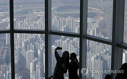 서울 롯데월드타워 전망대에서 바라본 송파구 아파트 단지.<연합뉴스>
